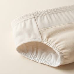 Soft elastic detail of Reguard pull-up pants